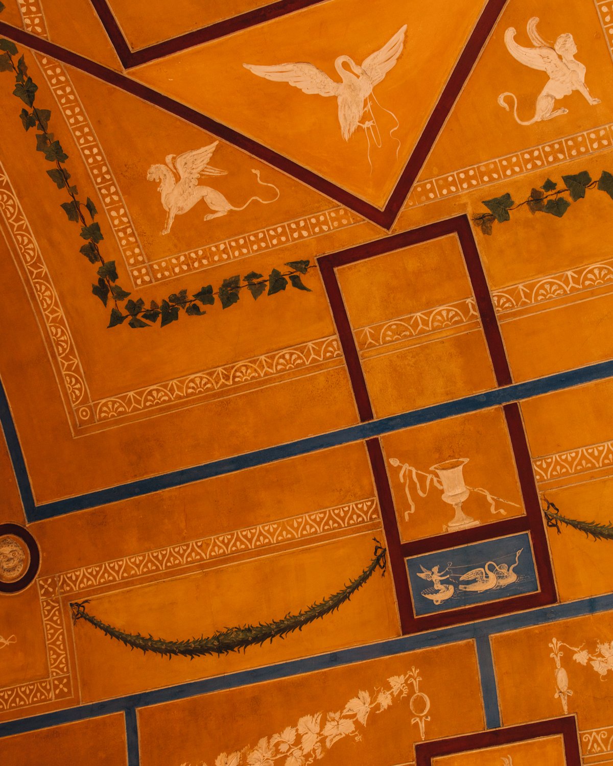 Fotografi av ett av de färgglada gula taken med konstnärliga detaljer på Thorvaldsens Museum i Danmark.