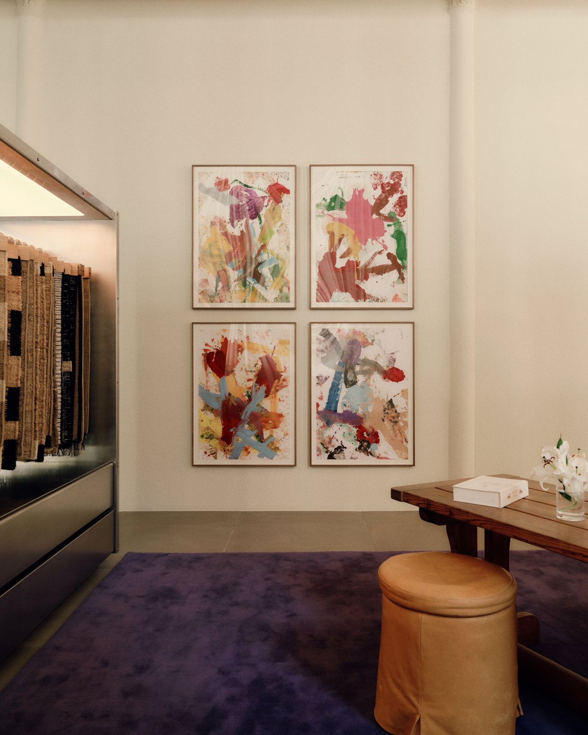 Plüschwollteppich Grand Lilac, abgebildet im Nordic Knots Flagship-Store in New York.