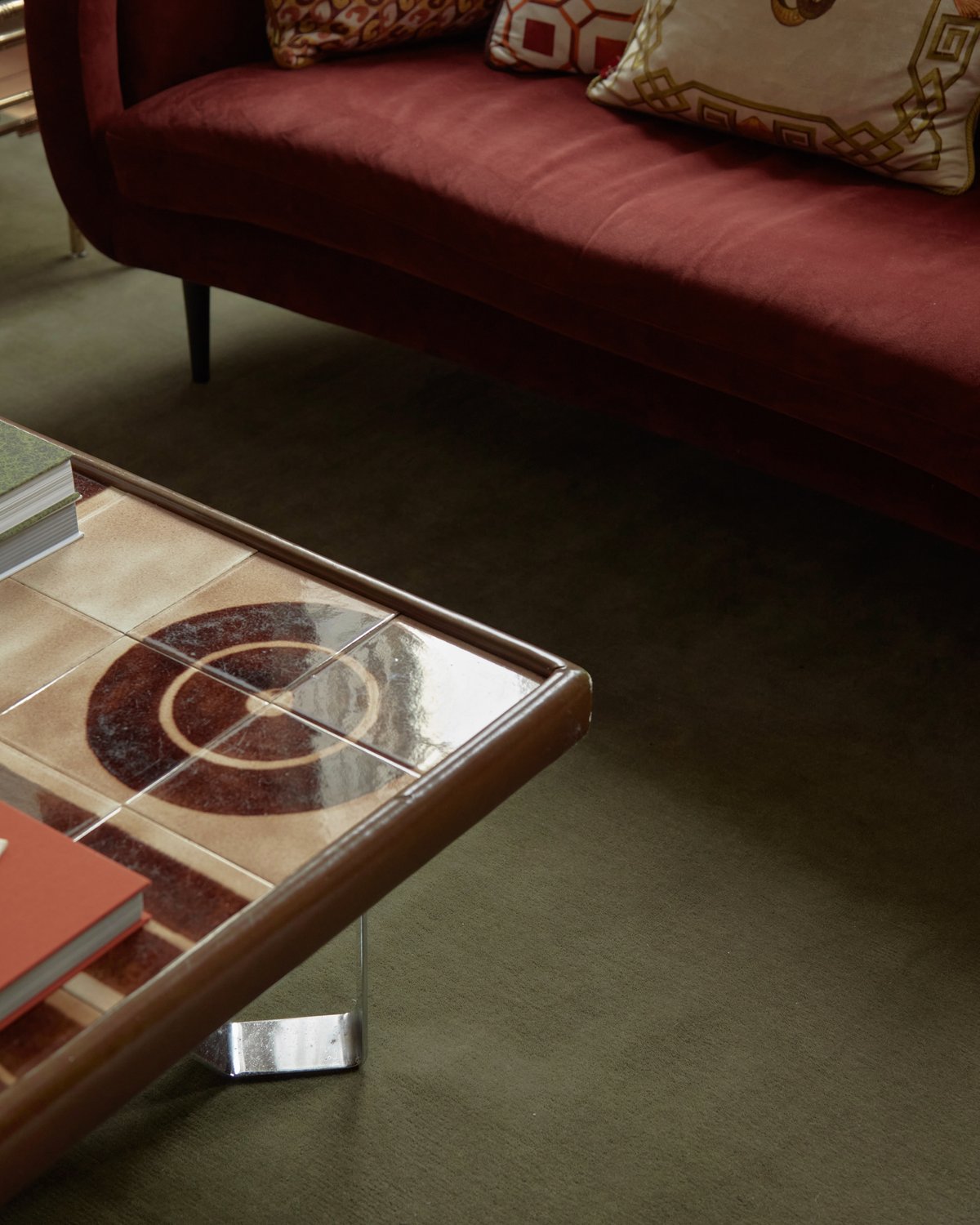 Nahaufnahme des Teppichs Grand Moss im Zuhause von Gergei Erdei.