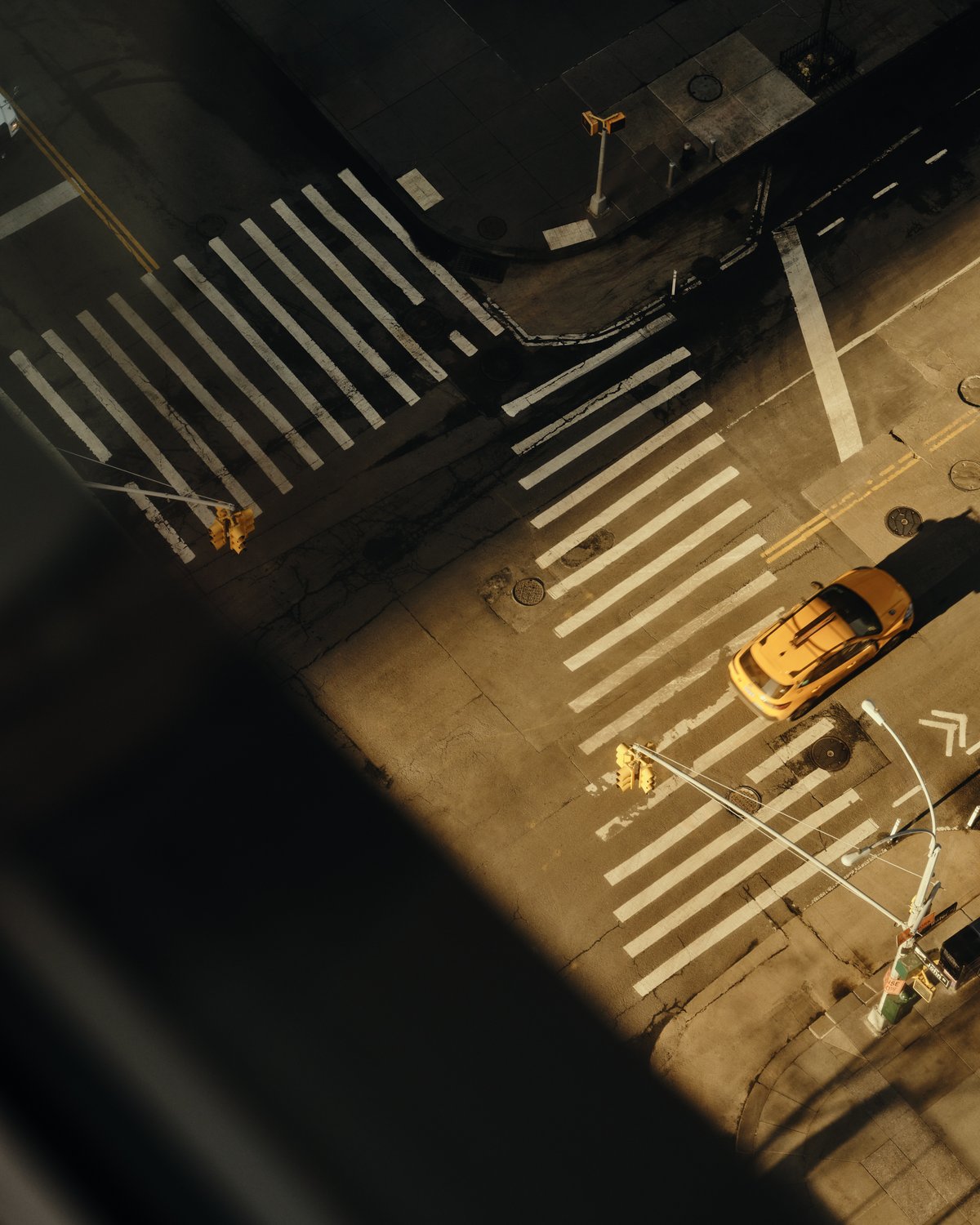 Ein gelbes Taxi im dichten Verkehr von New York eingefangen.