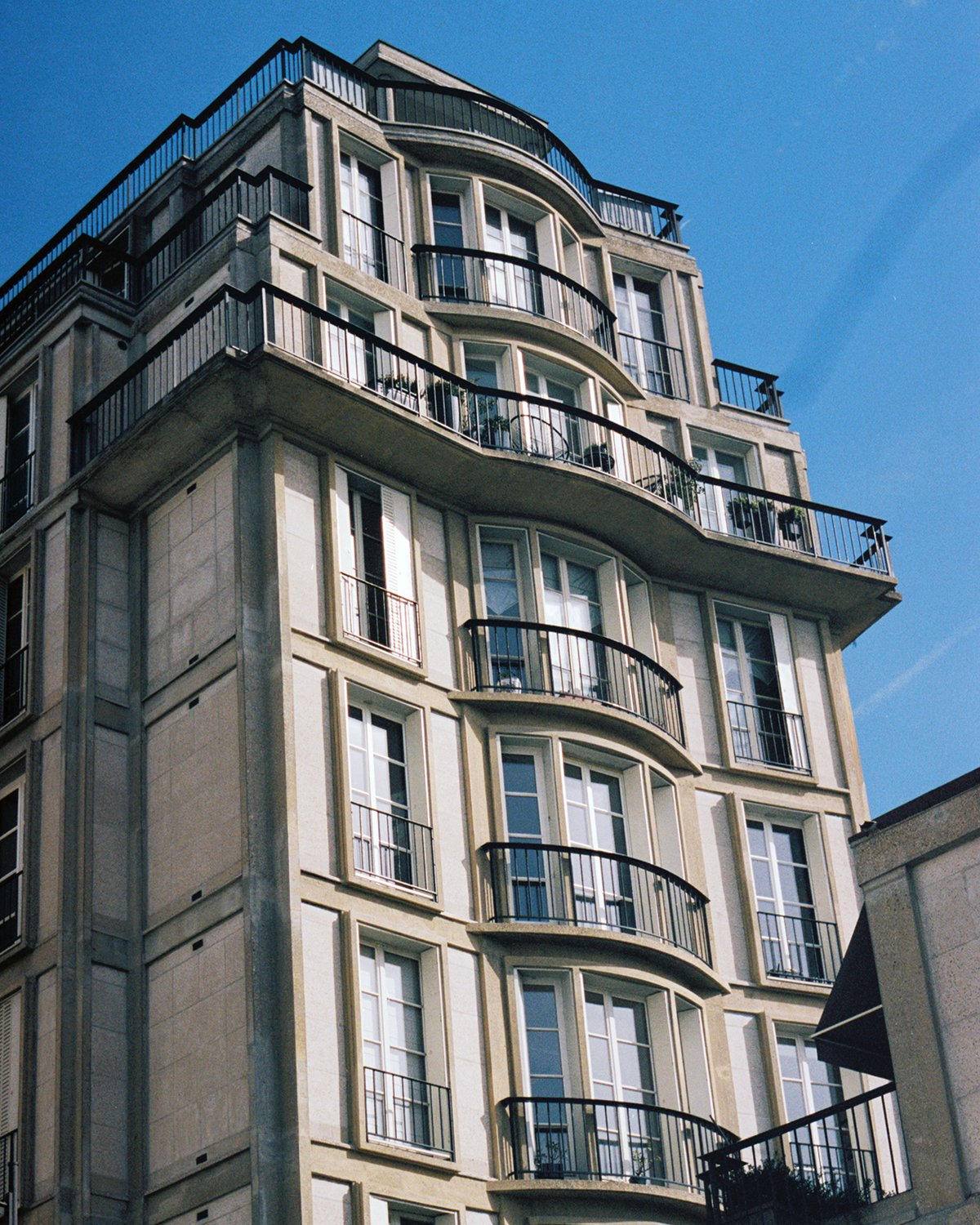 Die Außenansicht des Gebäudes des Hauses des renommierten Architekten Auguste Perret in Paris, Frankreich.