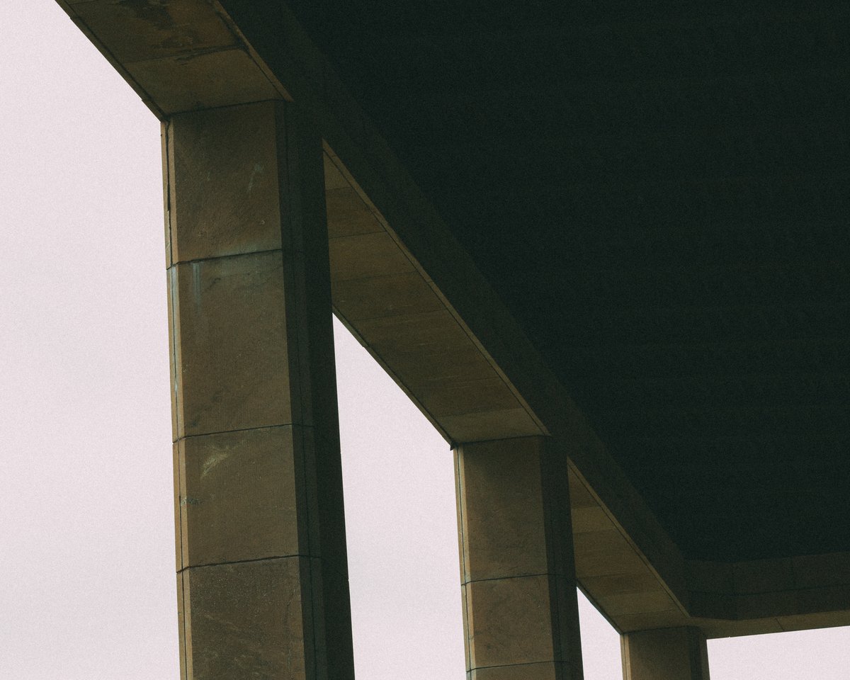 Närbild av fyrkantiga stenpelare.