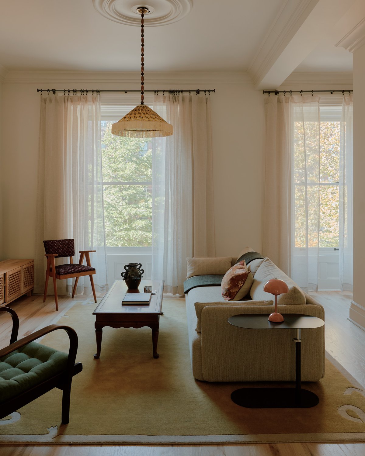 Teppich Loops in Yellow, in einem Wohnzimmer mit Sofa und Beistelltisch inszeniert, zeigt einen warmen Gelbton mit weicher Oberfläche und Schlingenstruktur.