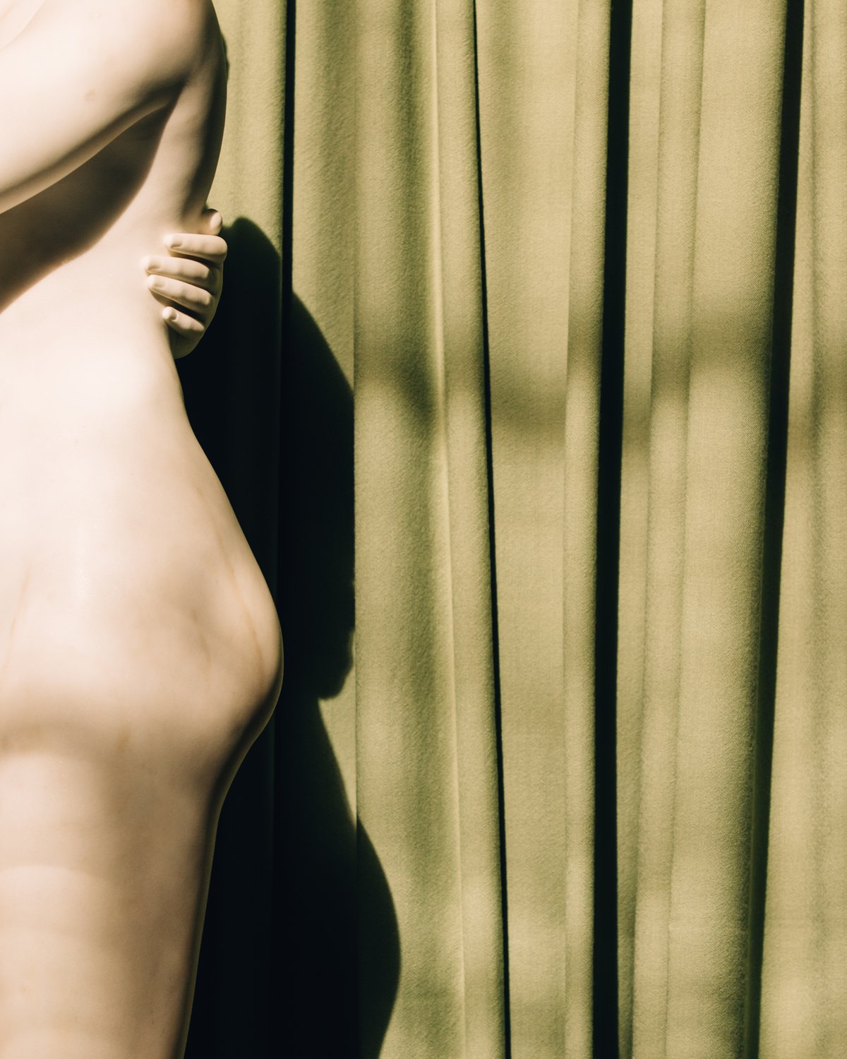 Le rideau The Grand en couleur Eau De Nil derrière une statue en marbre au musée Thorvaldsen au Danemark.