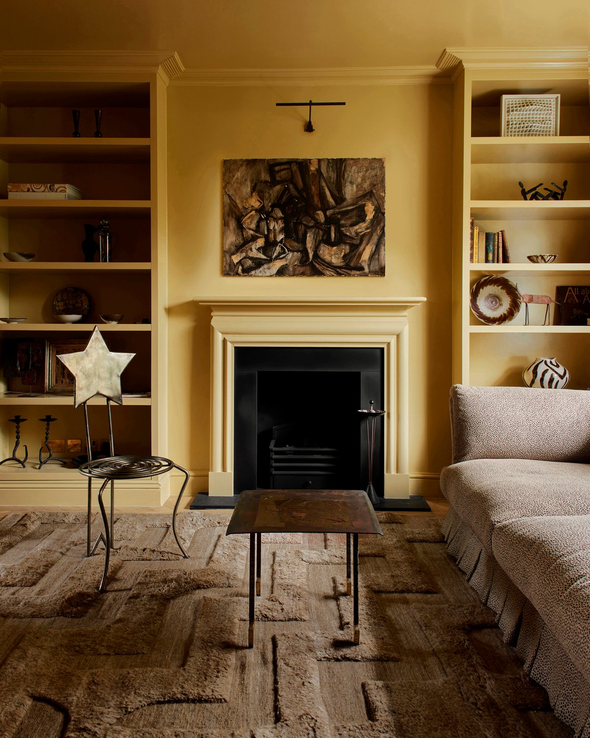 Shaggy-Wollteppich Boho, abgebildet in einem gemütlichen Wohnzimmer vor einem Kamin, mit künstlerischen Einrichtungselementen auf Regalen in London.