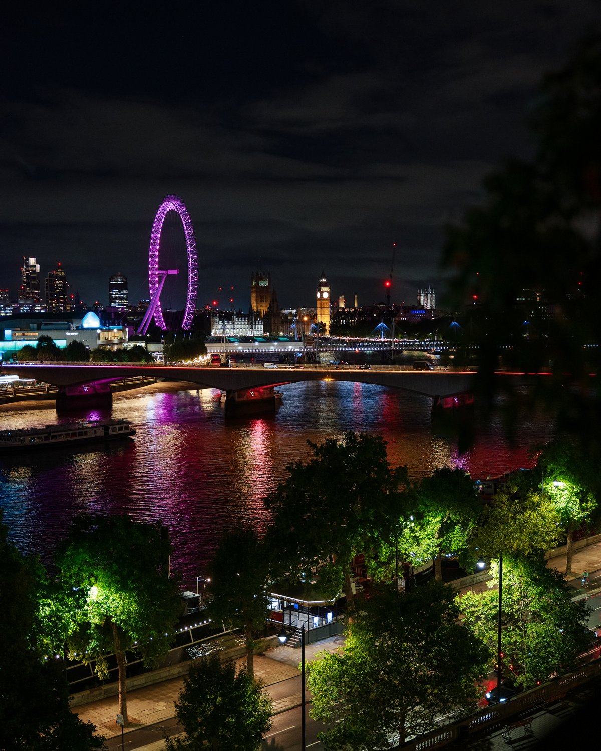 Vue nocturne de la skyline de Londres avec le London Eye et Big Ben.