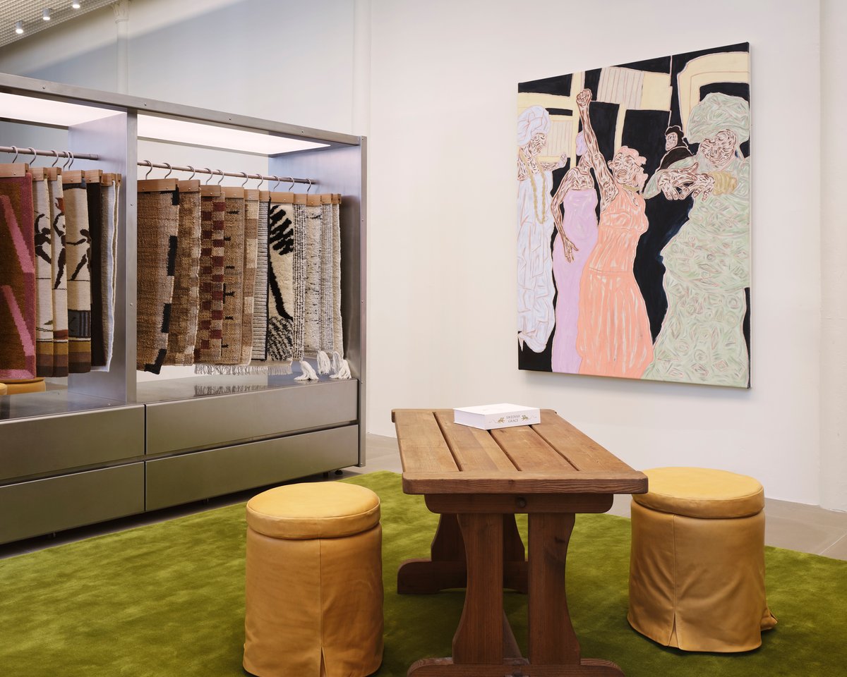 Mattan Grand i färgen Milano Green fotograferad i Nordic Knots flaggskeppsbutik i Soho, New York.