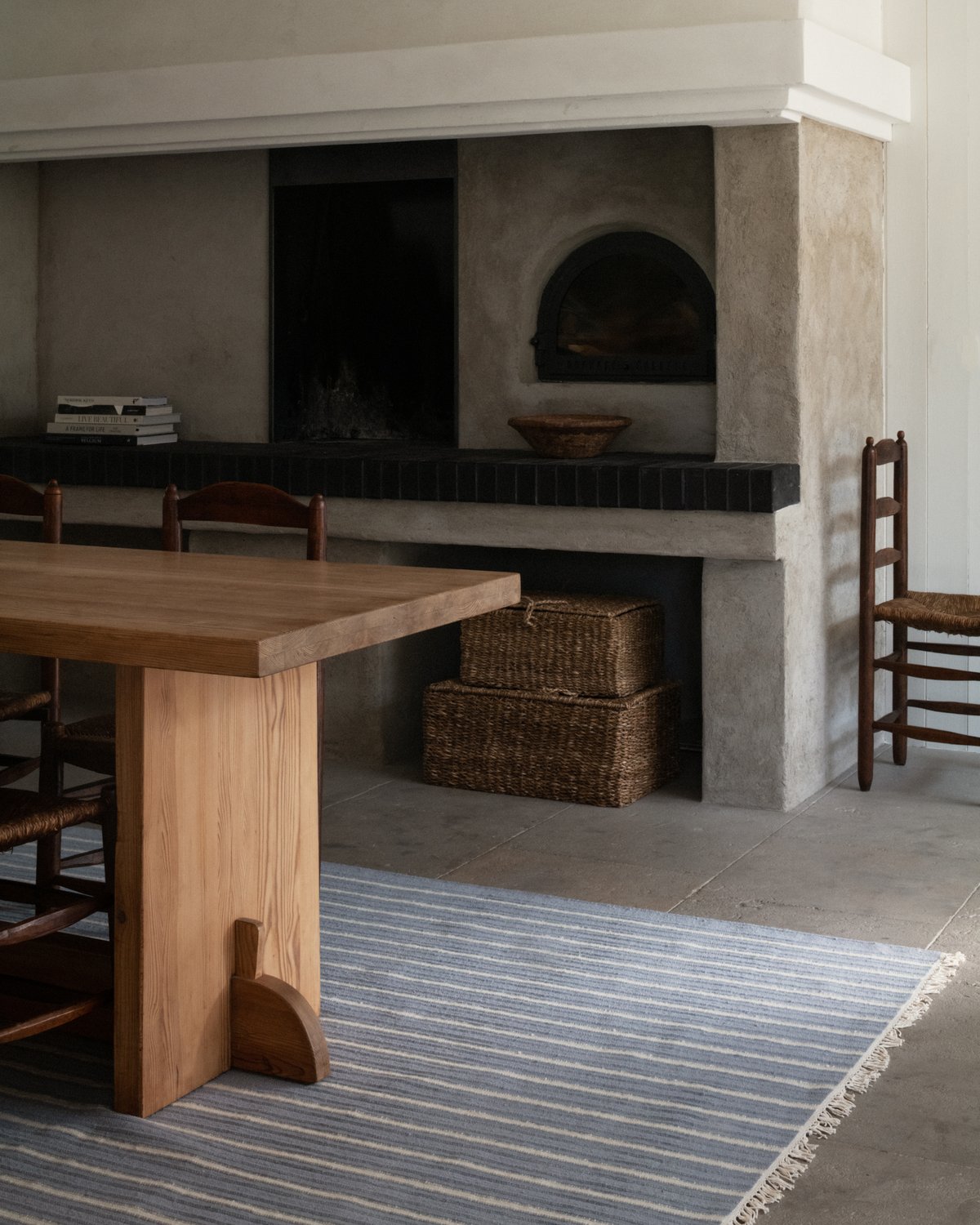 Flachgewebeteppich Shirt Stripes in einer hellen, offenen Küche unter dem Küchentisch.