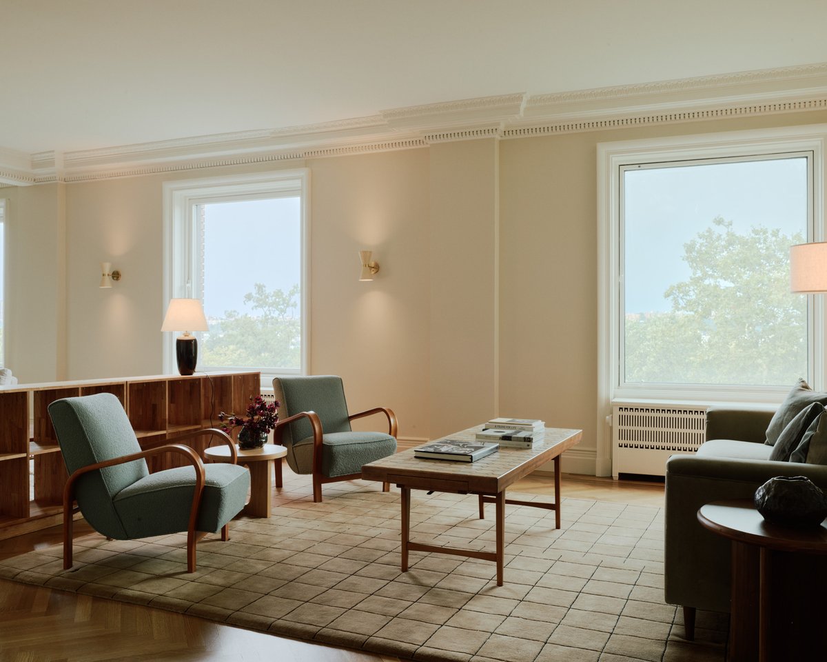 Teppich Pavilion in Yellow, in einem Wohnzimmer mit Sesseln und großem Fenster inszeniert, zeigt einen warmen Gelbton mit weicher, gleichmäßiger Oberfläche.