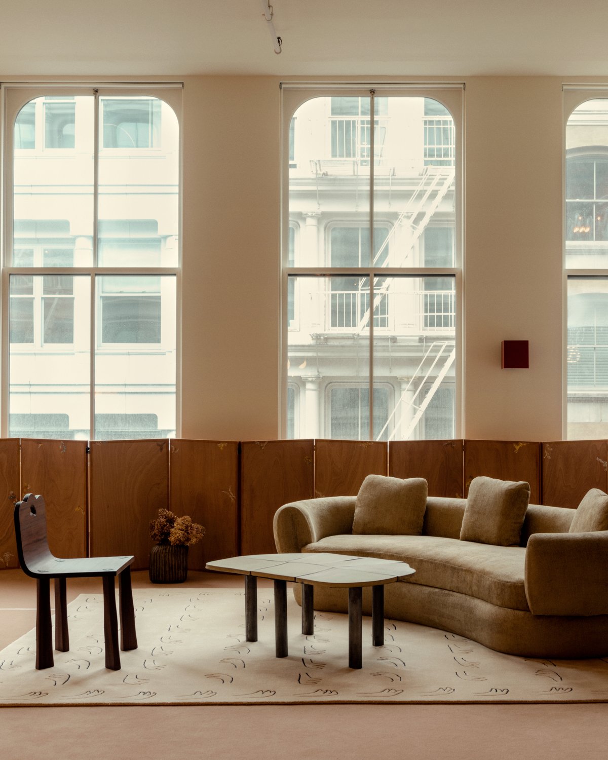 Flauschiger Wollteppich All Hands in hellem Beige abgebildet im New Yorker Showroom von Giancarlo Valle, mit einem beigen Sofa und einem Couchtisch aus Holz.