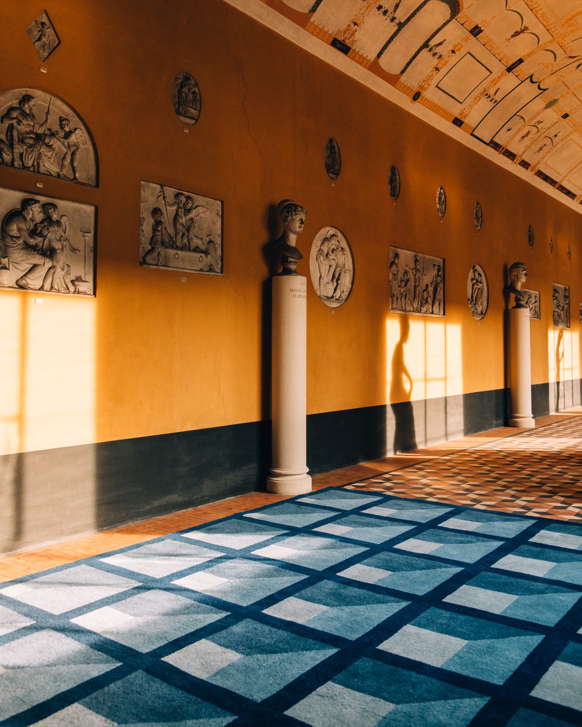 Mattan Garden Maze - Blue från Campbell Reys kollektion 2023 fotograferad i en storslagen hall med vackra marmorstatyer på Thorvaldsens Museum i Danmark.