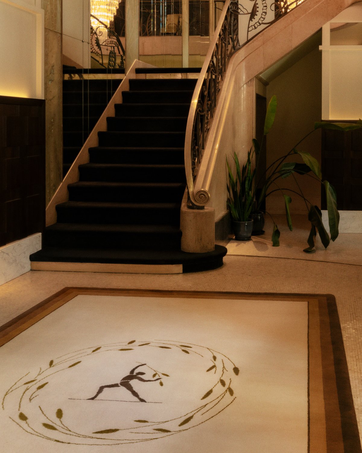 Flauschiger Wollteppich Farmer von Fabrizio Casiraghi für Nordic Knots abgebildet im Pariser Restaurant Drouant neben einer geschwungenen Marmortreppe.