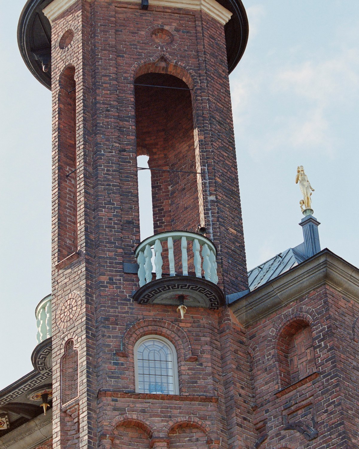 Bild på toppen av en röd tegelbyggnad med ett ståtligt uttryck.