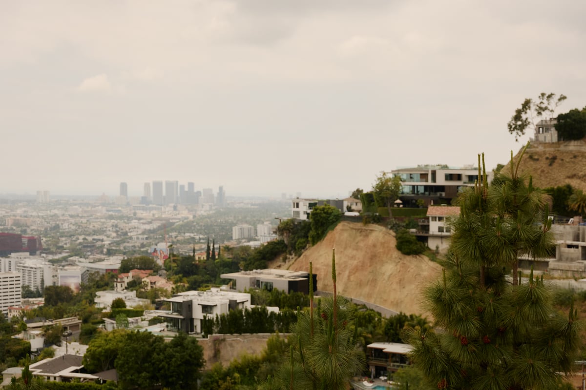 Blick auf die Skyline und Hügel von Los Angeles vom Stahl House aus.