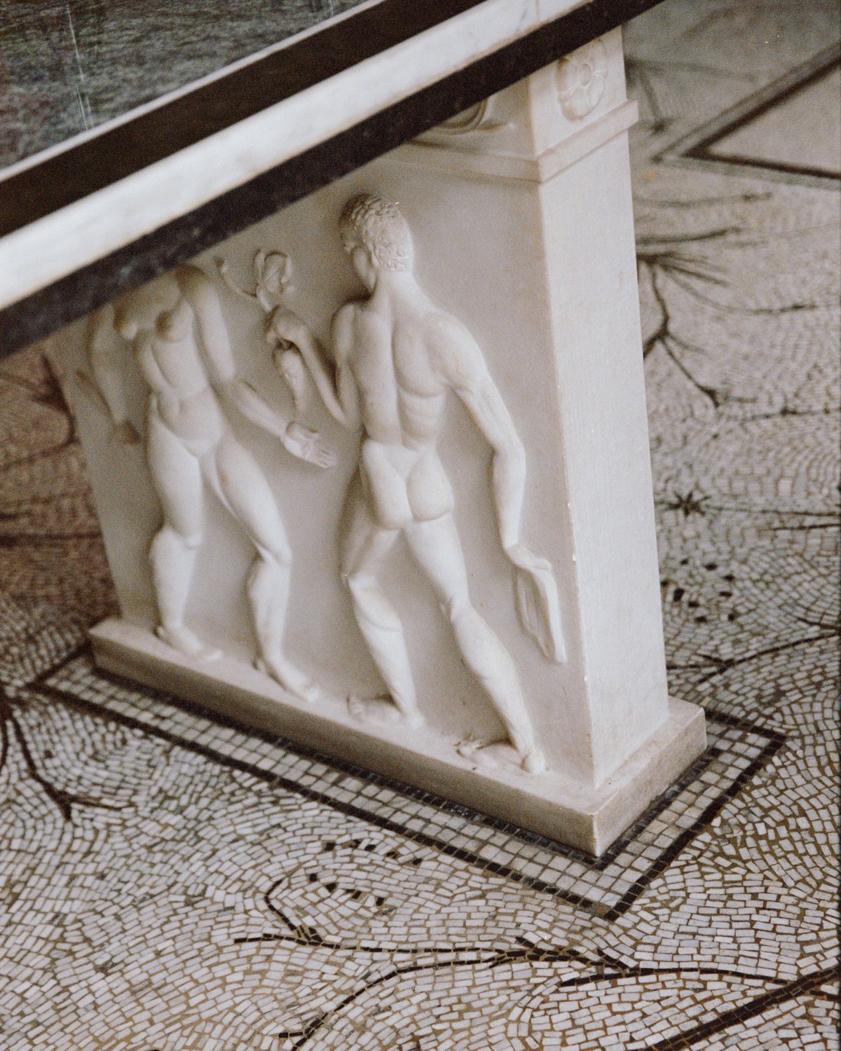 Bild av en marmorerad gravyr med två kroppar och ett golv med muralmålning.