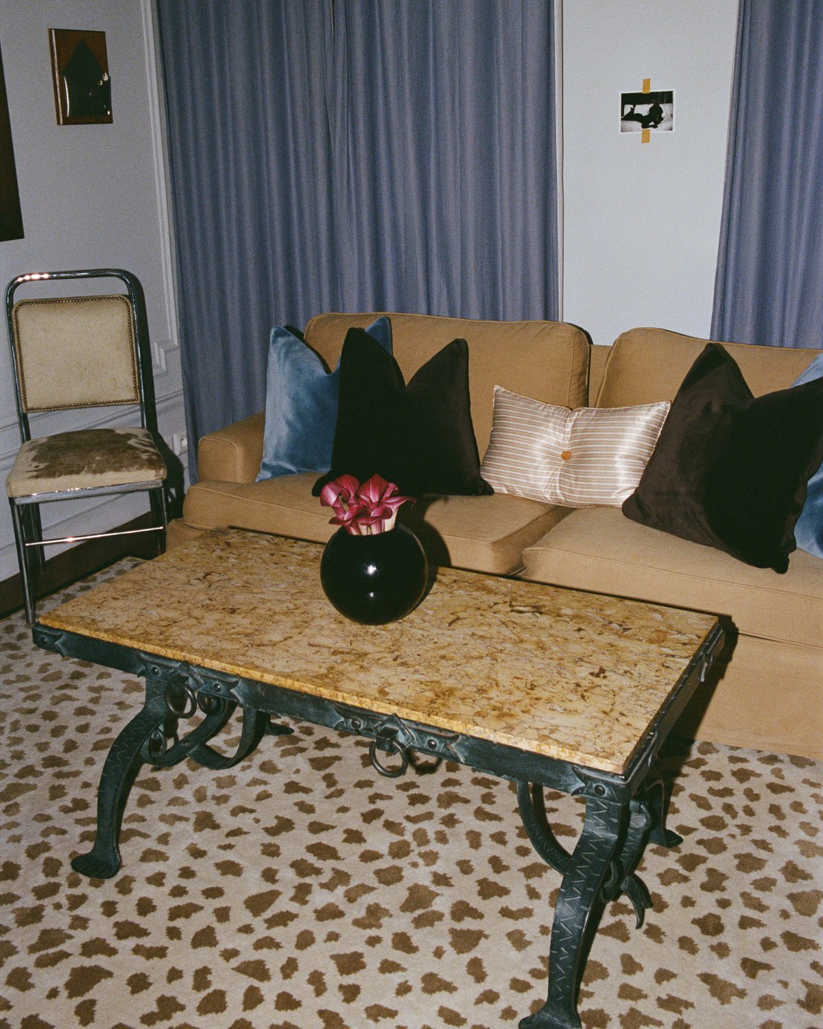 Der Gild 03 – Leopard wird in einem gemütlichen Wohnzimmer mit einem Marmortisch, einem beigen Sofa mit hellen und dunklen Kissen und hellblauen Vorhängen gezeigt.