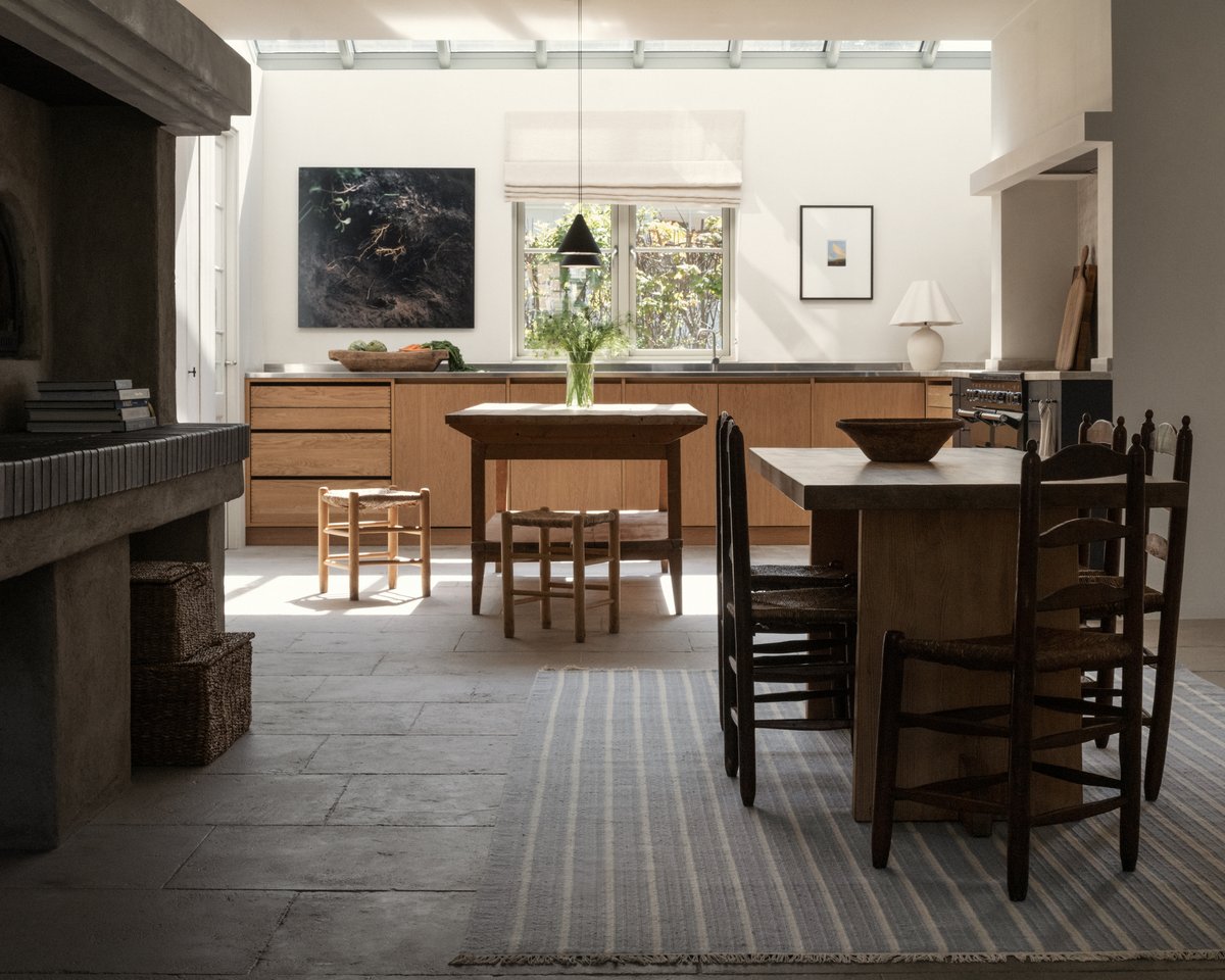 Tapis tissé à plat Shirt Stripes dans une cuisine lumineuse et ouverte, placé sous la table de cuisine en bois.