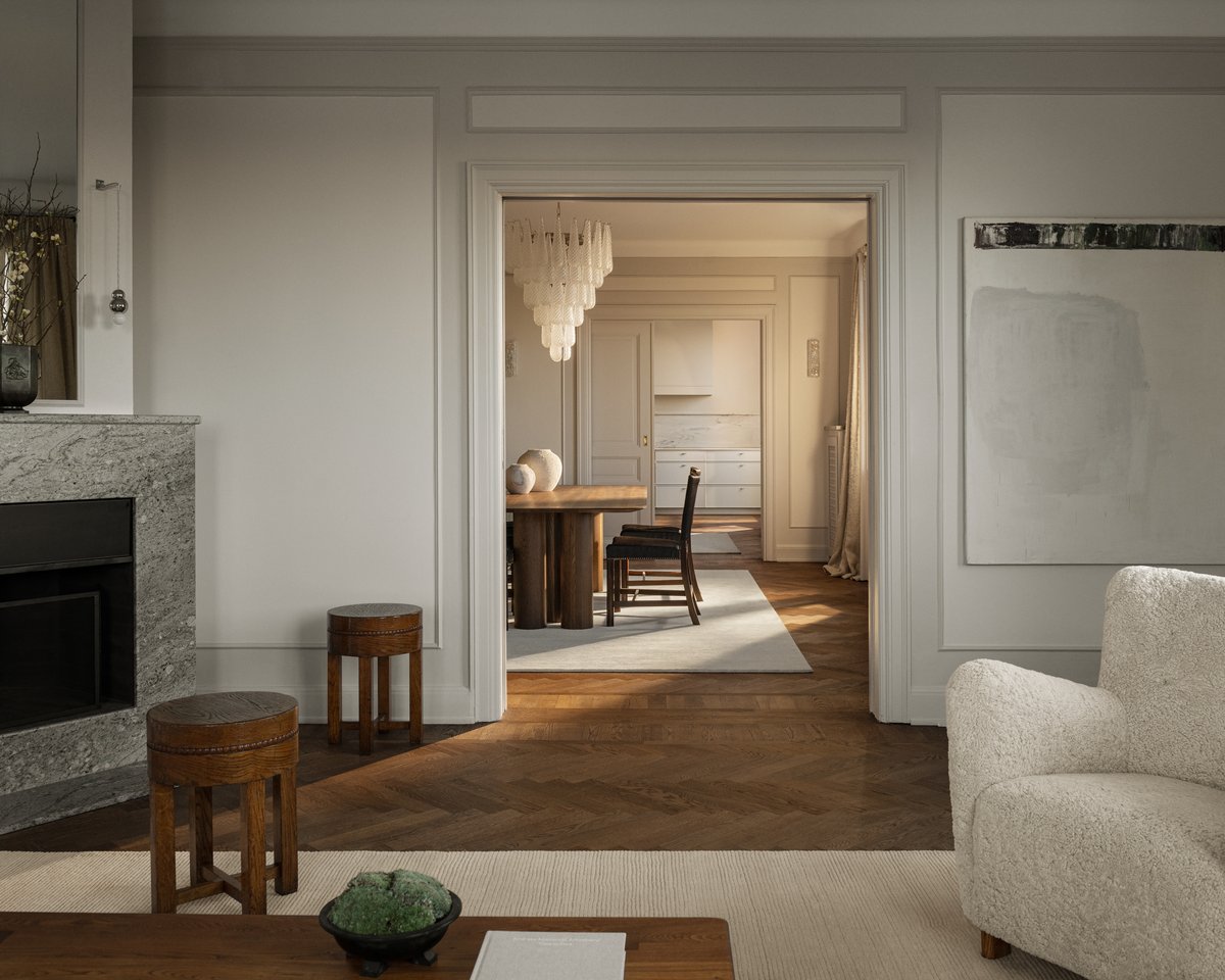 Park – Almond verleiht diesem vielschichtigen Interieur leise Wärme und dezente Struktur. Der sanfte Farbton harmoniert mit den satten Holztönen und skulpturalen Formen und verbindet die ruhige Lounge nahtlos mit dem eleganten Essbereich.