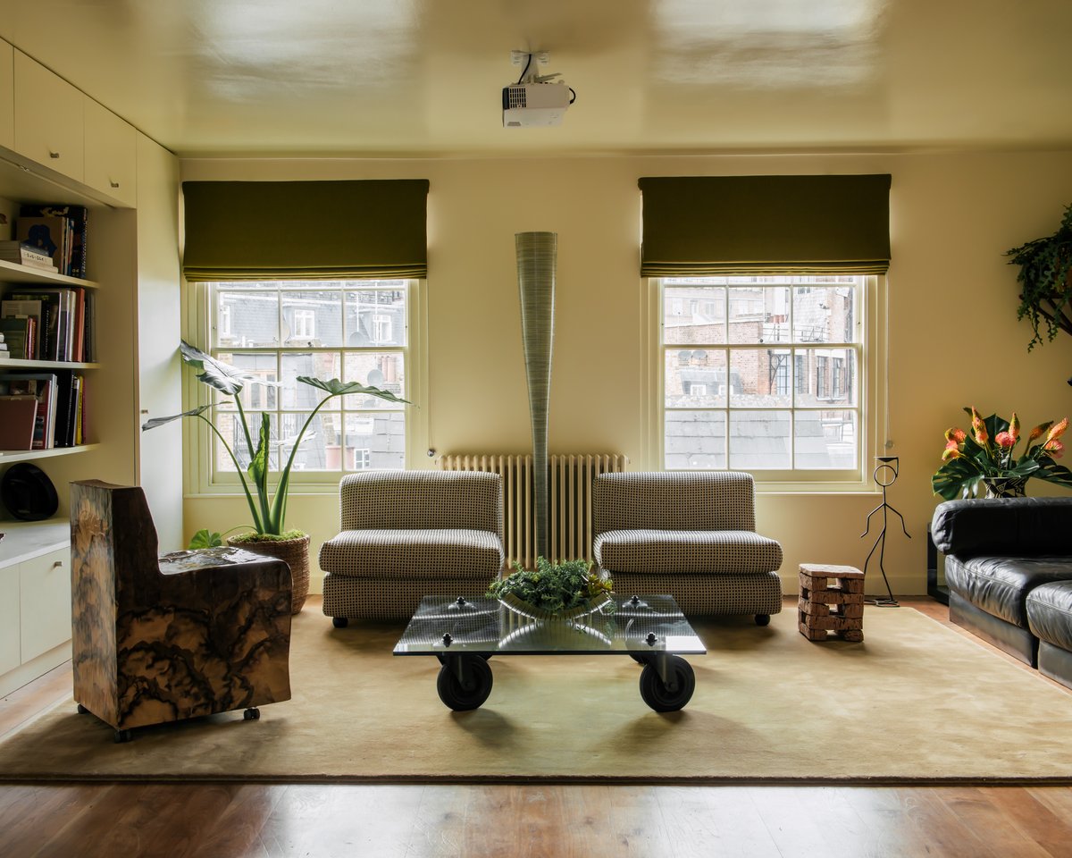 Das Wohnzimmer in Gelb- und Neutralfarben im Zuhause von Hollie Bowden, fotografiert in London, Großbritannien.