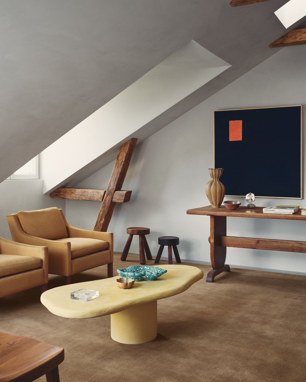 Plush rug Grand in colour Chestnut styled in a contemporary, eclectic way.