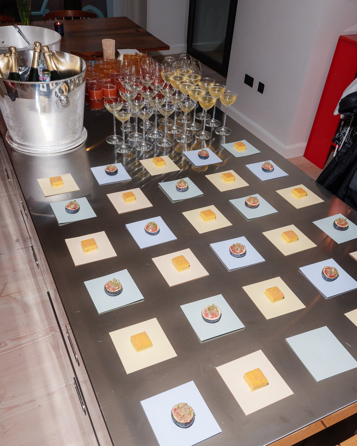 Table dressée avec boissons et canapés lors de l’événement de lancement Eagle + Hodges à Londres.