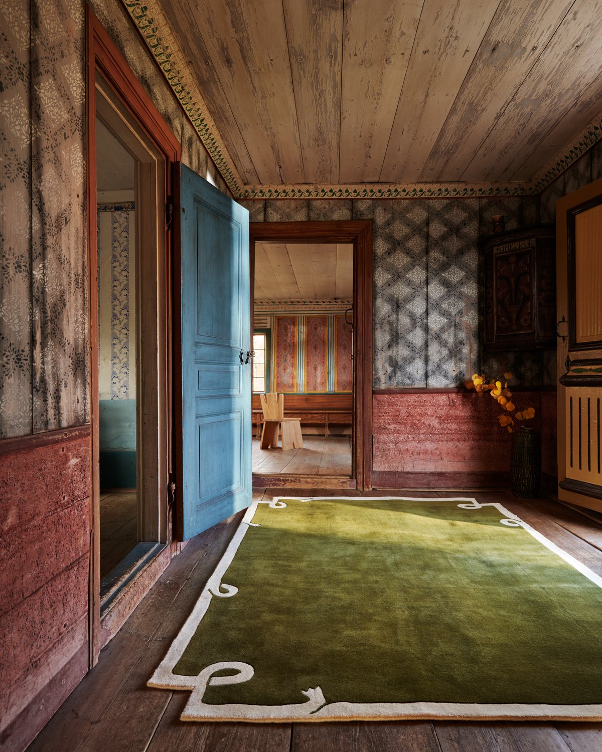 Loops in der Farbe Green, präsentiert in einem denkmalgeschützten Bauernhaus aus dem 16. Jahrhundert in Hälsingland, umgeben von Holzböden und -wänden.