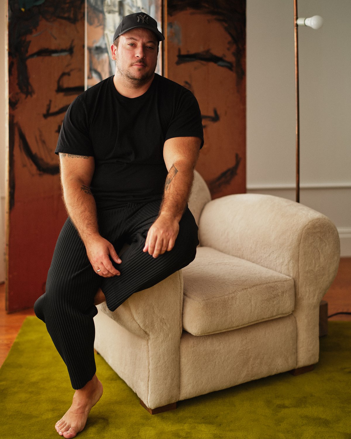 Tapis en laine moelleux Grand Milano Green, présenté avec le designer d’intérieur/directeur créatif Florian Marquardt, assis dans un fauteuil moelleux dans un bel appartement à Soho, New York.