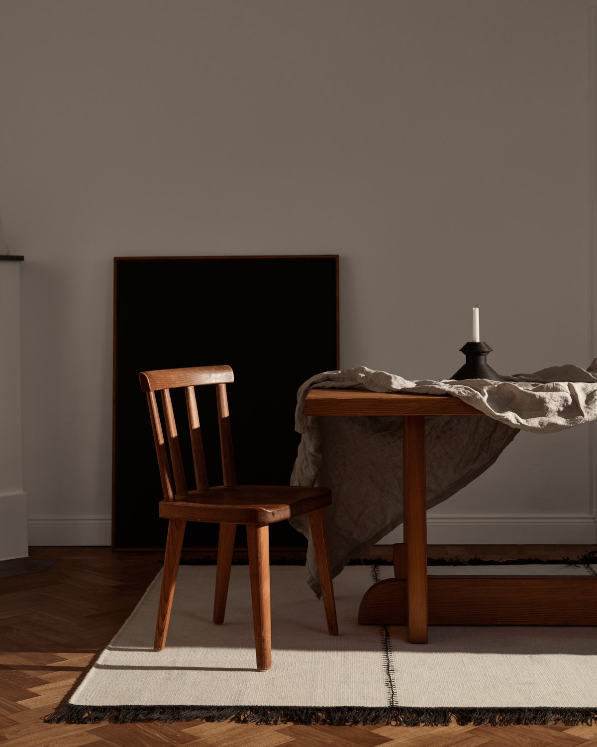 Stitches in Old White, ein handgewebtes Flachgewebe-Design, in einem Esszimmer.