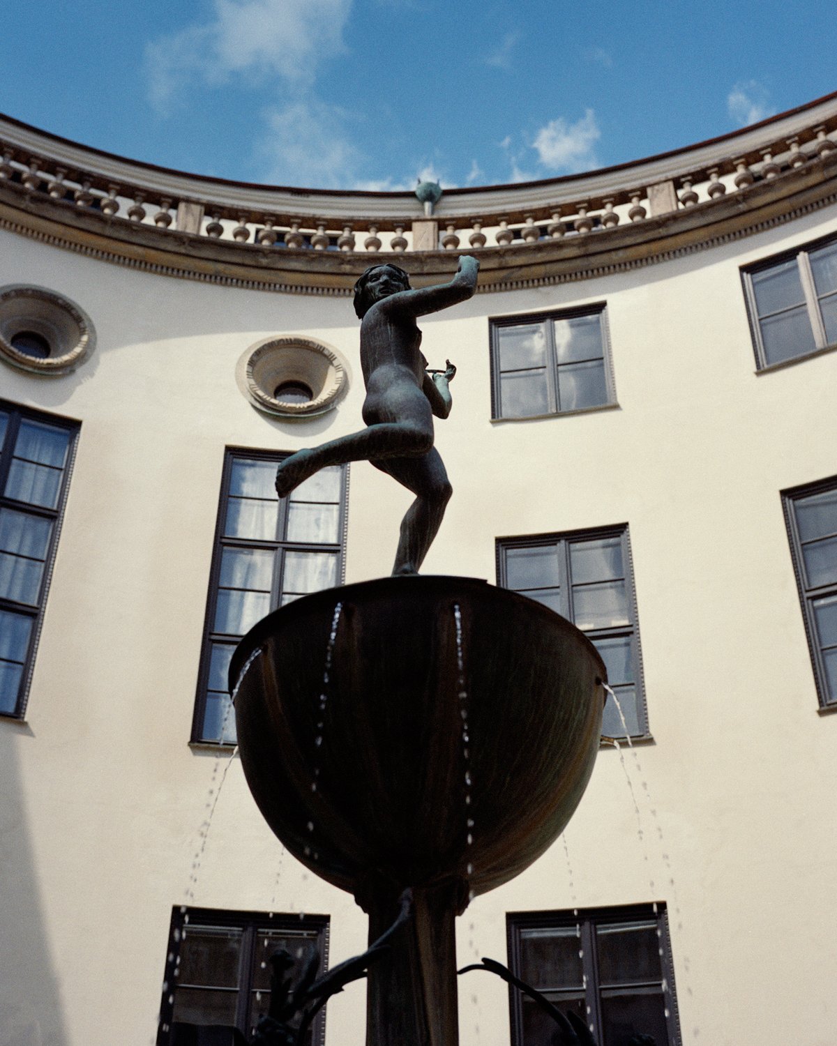 Picture of a sculpture in the centre of a fountain.