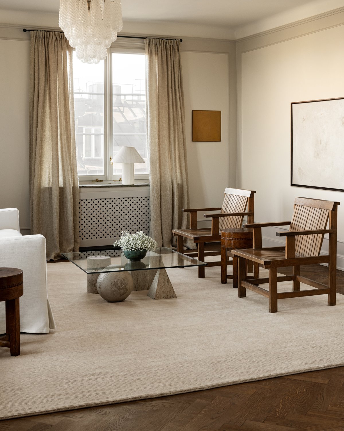 Teppich Park in der Farbe Almond, ausgestellt in einer wunderschönen Wohnung mit Vintage-Holzmöbeln.