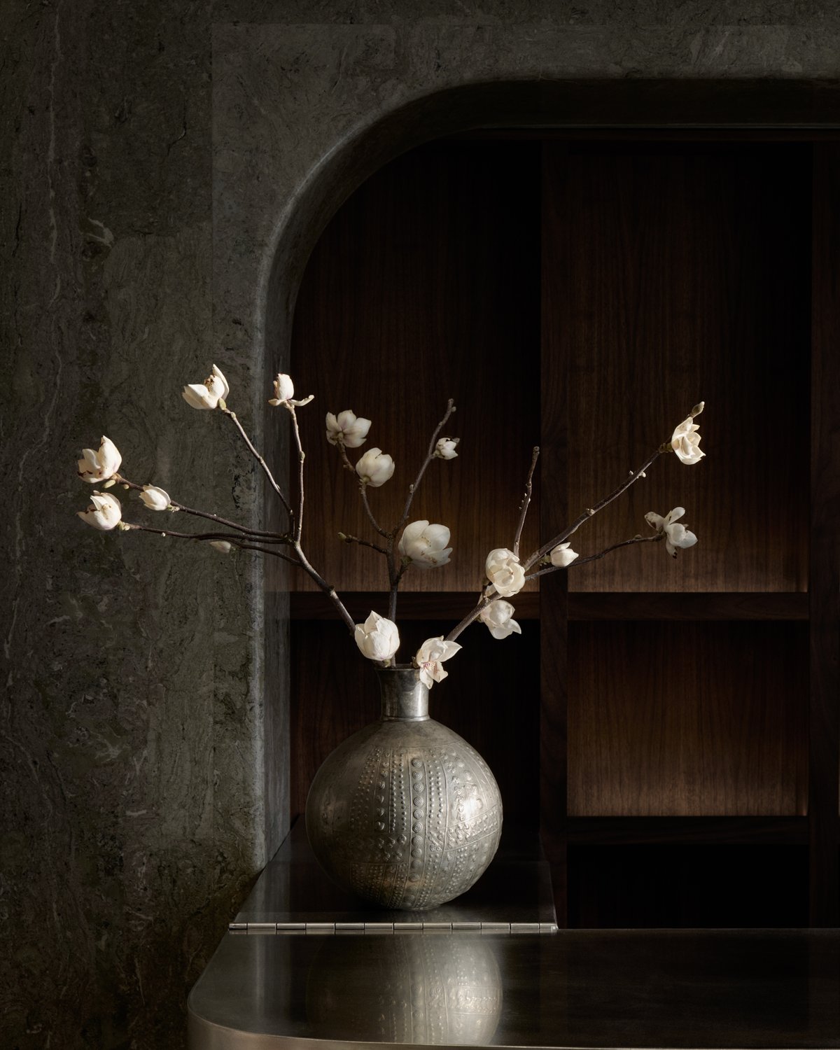 Gros plan sur de magnifiques fleurs sur le comptoir à café dans le showroom de Nordic Knots.